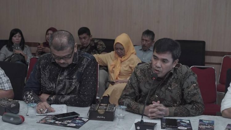 Direktur Utama (Dirut) PT Pembangunan Prasarana Sumatera Utara (PPSU) Refli Yuner saat jumpa pers di Ruang Rapat 3 Lantai 2 Kantor Gubernur Sumut, Jalan Pangeran Diponegoro Nomor 30 Medan, Kamis (11/5). (DISKOMINFO SUMUT)