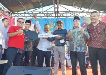 Ketua PWI Sumut Atal S Depari (kemeja putih) saat mengundi lucky draw pada acara Family Gathering, Sabtu (03/06/2023). (IST)