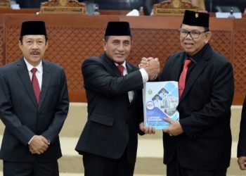 Gubernur Sumatera Utara (Sumut) Edy Rahmayadi didampingi Sekretaris Daerah Provinsi Sumut Arief S Trinugroho menghadiri Rapat Paripurna Penyampaian Rancangan Peraturan Daerah (Ranperda) Tentang Pertanggungjawaban Pelaksanaan APBD  Sumut TA 2022 di Gedung Paripurna, Jalan Imam Bonjol, Medan, Senin (5/6). (Diskominfo Sumut)