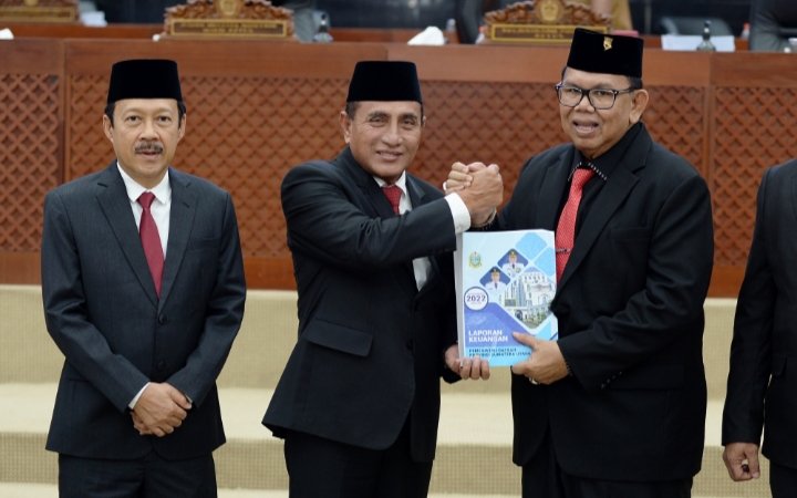 Gubernur Sumatera Utara (Sumut) Edy Rahmayadi didampingi Sekretaris Daerah Provinsi Sumut Arief S Trinugroho menghadiri Rapat Paripurna Penyampaian Rancangan Peraturan Daerah (Ranperda) Tentang Pertanggungjawaban Pelaksanaan APBD  Sumut TA 2022 di Gedung Paripurna, Jalan Imam Bonjol, Medan, Senin (5/6). (Diskominfo Sumut)