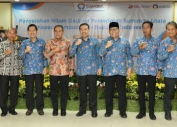 Gubernur Sumatera Utara (Sumut) Edy Rahmayadi foto bersama dengan Kepala Ombudsman RI Mokhammad Najih dan jajaran di Gedung Ombudsman RI Jalan Rasuma Said, Jakarta Selatan, Selasa (06/06). (IST)