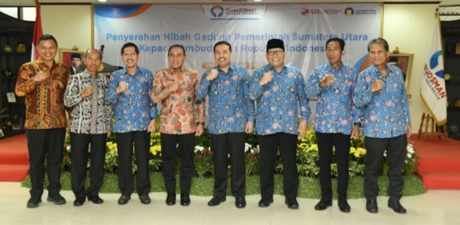 Gubernur Sumatera Utara (Sumut) Edy Rahmayadi foto bersama dengan Kepala Ombudsman RI Mokhammad Najih dan jajaran di Gedung Ombudsman RI Jalan Rasuma Said, Jakarta Selatan, Selasa (06/06). (IST)