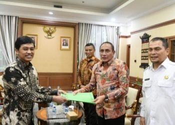 Gubernur Sumatera Utara (Sumut) Edy Rahmayadi didampingi Kepala Dinas Kesehatan Provinsi Sumut Alwi Mujahit Hasibuan, serta Kepala BKAD Pemprov Sumut Ismael Sinaga membahas pembangunan Rumah Sakit Khusus Paru dengan Wakil Menteri Kesehatan Republik Indonesia Dante Saksono Harbuwono di Kantor Kementerian Kesehatan RI Jalan Rasuna Said, Jakarta Selatan, Selasa (06/06). (Diskominfo Sumut)