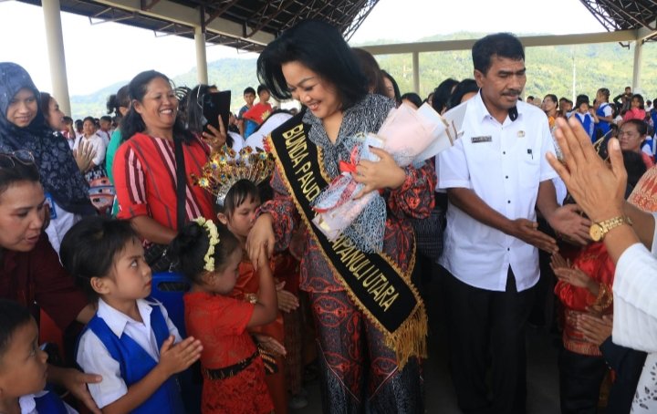 Bunda PAUD Taput Satika Simamora, SE, MM tampak ceria bersama anak PAUD dan orang tua. (IST)