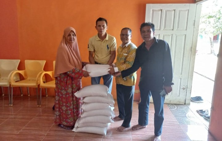 Ketua PWI Tabagsel, Kodir Pohan di didampingi Sekretaris, Ikhwan Nasution dan Penasehat, M.Yusuf Siregar saat  memberikan bantuan pada Panti Asuhan Yayasan Pendidikan Al- Manar, Desa Ujung Gurap, Padangsidempuan, Jum'at (9/6/2023). (Ist)