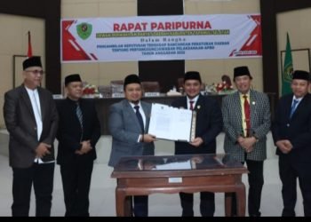 Bupati Tapsel Dolly Pasaribu serta Ketua dan Wakil Ketua DPRD Tapsel foto bersama usai penandatanganan Ranperda Pertanggungjawaban APBD 2022. (IST)