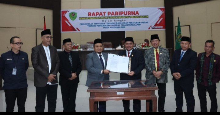 Bupati Tapsel Dolly Pasaribu serta Ketua dan Wakil Ketua DPRD Tapsel foto bersama usai penandatanganan Ranperda Pertanggungjawaban APBD 2022. (IST)
