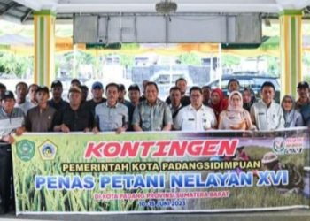 Wali Kota Padangsidimpuan, Irsan Efendi Nasution foto bersama dengan kontingen PENAS KTNA Kota Padangsidimpuan yang akan mengikuti PENAS XVI Tahun 2023 di Kota Padang, Sumatera Barat. (IST)