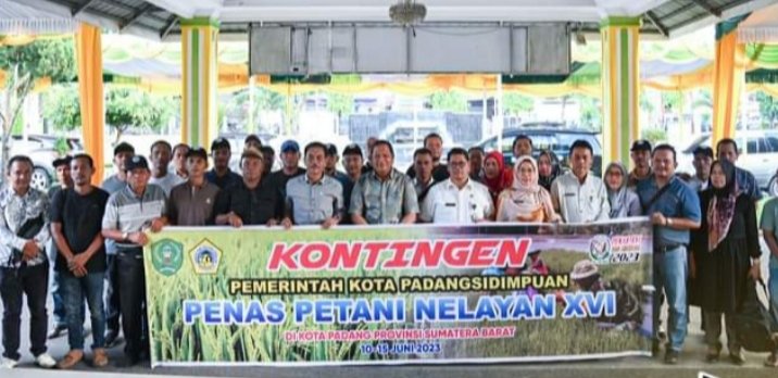 Wali Kota Padangsidimpuan, Irsan Efendi Nasution foto bersama dengan kontingen PENAS KTNA Kota Padangsidimpuan yang akan mengikuti PENAS XVI Tahun 2023 di Kota Padang, Sumatera Barat. (IST)