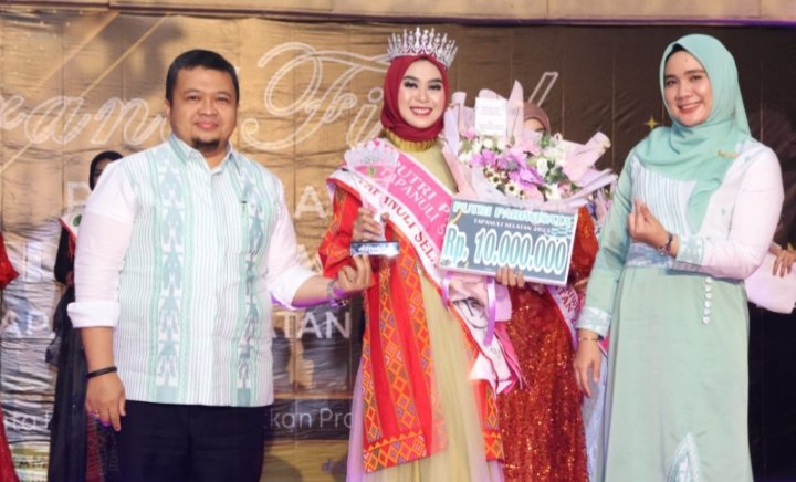 Bupati Tapsel Dolly Pasaribu dan Rosalina Dilly Pasaribu foto bersama dengan putri Pariwisata 2023. (Ist)