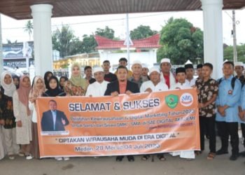 Bupati Tapsel Dolly Pasaribu fhoto bersama dengan  20 peserta "Santripreneur dan SMK Bisa!"  mengikuti pelatihan di SAE Digital Akademi Medan. (IST)