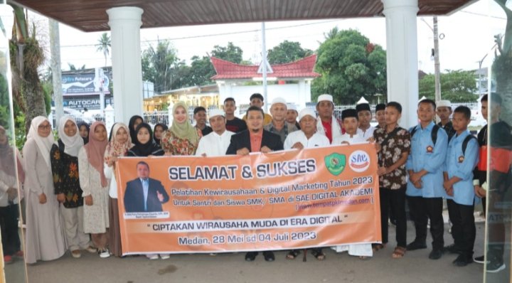 Bupati Tapsel Dolly Pasaribu fhoto bersama dengan  20 peserta "Santripreneur dan SMK Bisa!"  mengikuti pelatihan di SAE Digital Akademi Medan. (IST)