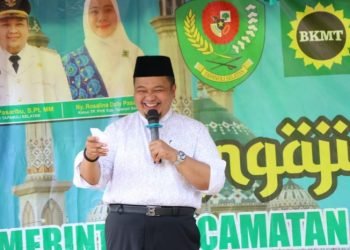 Bupati Tapsel Dolly Pasaribu saat memberikan sambutan pada pengajian BKMT di Dusun Sitada-tada, Desa Sanggapati, Kecamatan Angkola Timur. (IST)