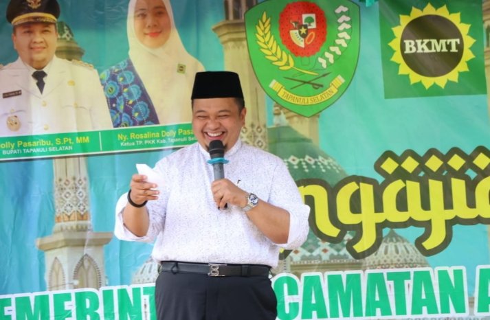 Bupati Tapsel Dolly Pasaribu saat memberikan sambutan pada pengajian BKMT di Dusun Sitada-tada, Desa Sanggapati, Kecamatan Angkola Timur. (IST)