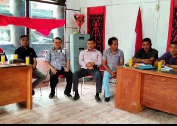 Pengurus dan anggota PWI Bonapasogit saat rapat persiapan Workshop Jurnalis Digital di sekretariat baru-baru ini. (IST)