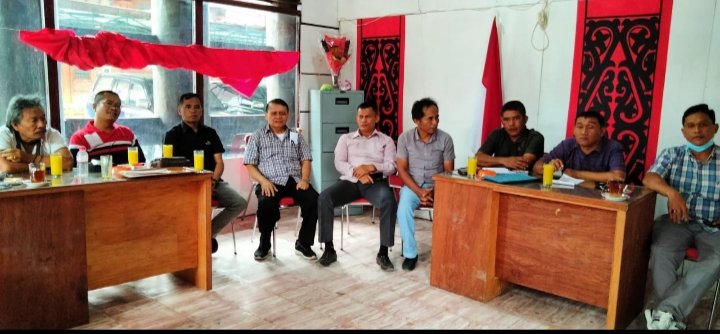 Pengurus dan anggota PWI Bonapasogit saat rapat persiapan Workshop Jurnalis Digital di sekretariat baru-baru ini. (IST)