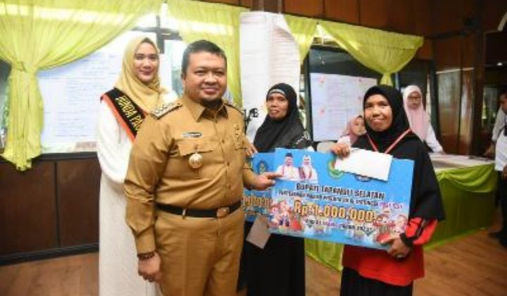 Bupati Tapsel Dolly Pasaribu dan Risakina Pasaribu saat memberikan uang pembinaan pada peserta PAUD yang berprestasi. (IST)