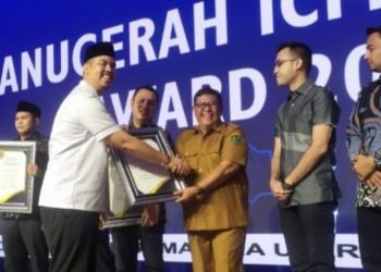 Ketua ICMI Muda Wilayah Provinsi Sumatera Utara H. Abdul Razak Nasution SH Int MSc, menyerahkan penghargaan ICMI kepada Bupati Tapsel Dolly Pasaribu diwakili Staf Ahli Bupati Bidang Pemerintahan, Hukum dan Politik Ali Akbar Hutasuhut di Aula H. Raja Inal Siregar (12/6). (IST)