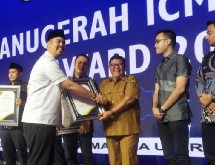 Ketua ICMI Muda Wilayah Provinsi Sumatera Utara H. Abdul Razak Nasution SH Int MSc, menyerahkan penghargaan ICMI kepada Bupati Tapsel Dolly Pasaribu diwakili Staf Ahli Bupati Bidang Pemerintahan, Hukum dan Politik Ali Akbar Hutasuhut di Aula H. Raja Inal Siregar (12/6). (IST)