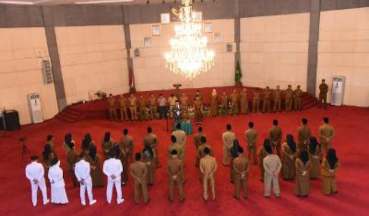 Dolly Pasaribu saat  melantik pejabat Administrator, Tenaga Kesehatan, dan Kepala Sekolah Dasar (SD) di lingkungan pemerintahannya Selasa (13/6/2023) di Gedung Serba Guna, Komplek Perkantoran Pemerintahan Tapsel, Sipirok. (IST)