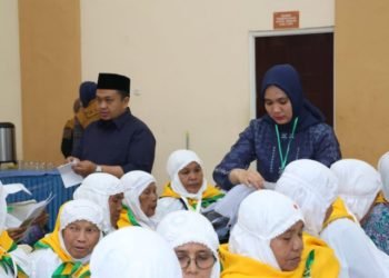 Bupati Tapsel Dolly Pasaribu dan Ketua TP PKK Ny Rosalina Dolly Pasaribu saat memeriksa kesiapan 194 JCH asal Tapanuli Selatan di Aula Asrama Haji Medan, Sumatera Utara pada Jumat (16/6). (IST)