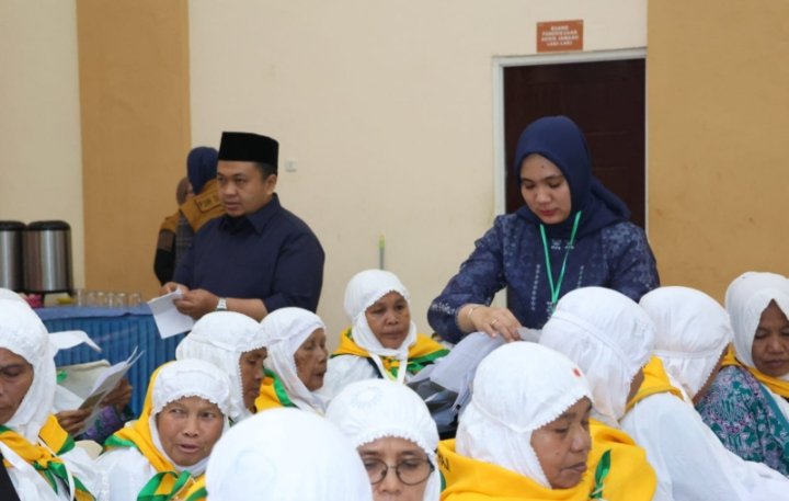 Bupati Tapsel Dolly Pasaribu dan Ketua TP PKK Ny Rosalina Dolly Pasaribu saat memeriksa kesiapan 194 JCH asal Tapanuli Selatan di Aula Asrama Haji Medan, Sumatera Utara pada Jumat (16/6). (IST)