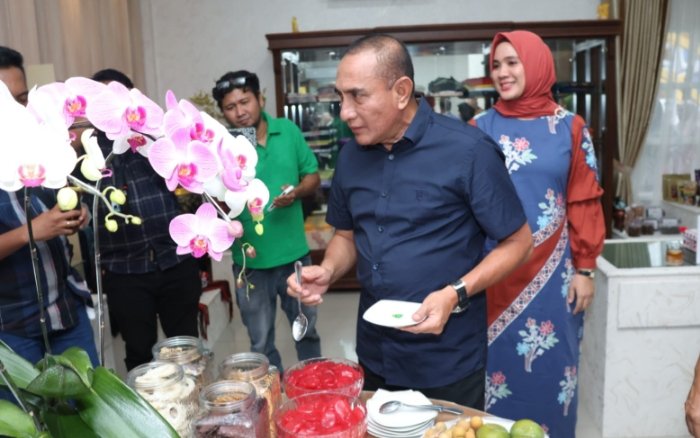 Gubsu Edy Rahmayadi saat mencicipi makan hasil produk UMKM Tapsel di PRSU. (IST)