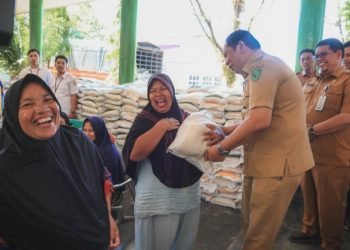 Wali Kota Padangsidimpuan saat menyalurkan Bantuan Cadangan Beras Pemerintah (BCBP) Tahap 2 (kedua), kepada 11.790 Keluarga Penerima Manfaat (KPM) yang masuk Data Terpadu Kesejahteraan Sosial (DTKS) Kota Padangsidimpuan di Aula Kantor Camat Padangsidimpuan Angkola Julu dan aula Kantor Camat Padangsidimpuan Hutaimbaru, Senin (19/6). (IST)