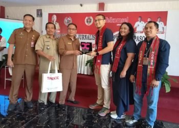 Sekda Taput Indra Simaremare saat menerima cindera mata dari GM Digital Advertising Business Development Telkomsel Vicky Fathurrahman. (IST)