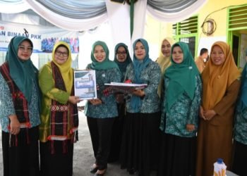 TP. PKK Provsu saat monitoring dan
melakukan penilaian ke Desa Binaan Pelaksana UP2K (Usaha Peningkatan Pendapatan Keluarga) PKK Tingkat Provsu Tahun 2023 di Kelurahan Wek IV, Kecamatan Padangsidimpuan Utara. ( IST)