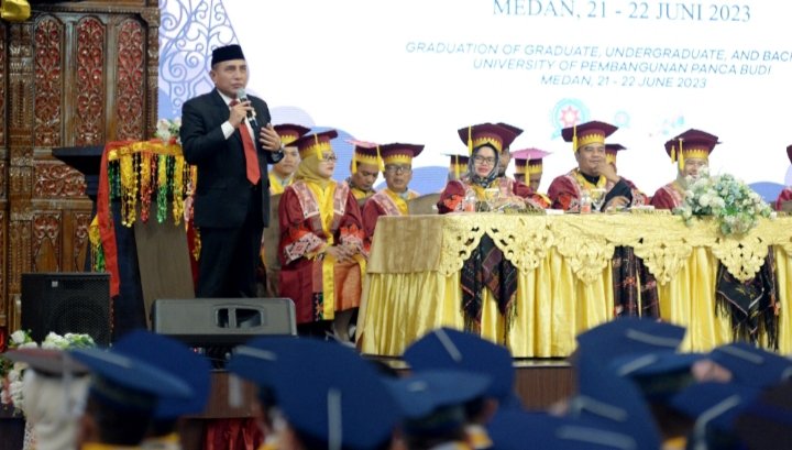 Gubernur Sumatera Utara (Sumut) Edy Rahmayadi menghadiri dan memberikan motivasi kepada Wisudawan pada Wisuda Pascasarjana, Sarjana, dan Diploma Universitas Pembangunan Panca Budi di Gedung Selecta Convention Hall Jalan Listrik Kota Medan, Rabu (21/6). (Diskominfi Sumut)