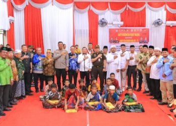 Kapolres Labuhanbatu AKBP James Hutahuruk serta Wakil Bupati Labuhanbatu Hj Ellya Rosa Siregar beserta anak-anak yang dikhitan. (IST)