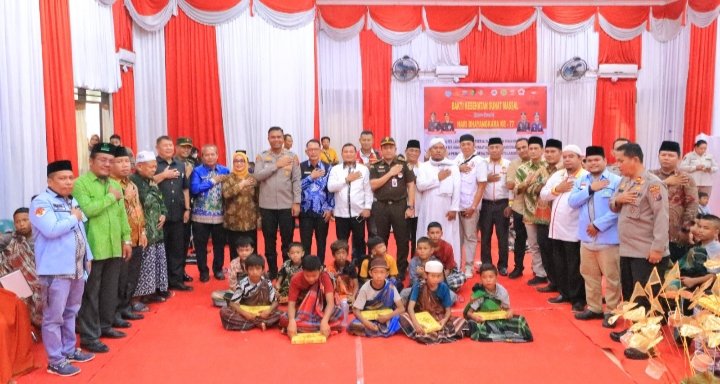 Kapolres Labuhanbatu AKBP James Hutahuruk serta Wakil Bupati Labuhanbatu Hj Ellya Rosa Siregar beserta anak-anak yang dikhitan. (IST)
