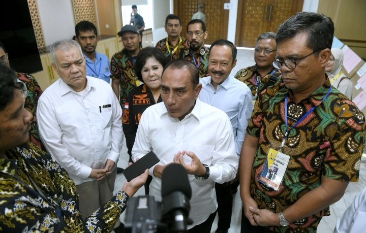 Gubernur Sumut Edy Rahmayadi diwawancarai wartawan terkait pembebastugasan  Bambang Pardede sebagai Kepala Dinas PUPR Sumut, di   Kantor Gubernur Sumut, Jalan Pangeran Diponegoro Nomor 30, Medan, Kamis (22/6/2023). (Diskominfo Sumut)