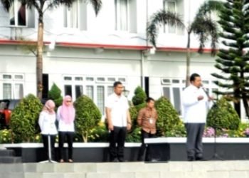 Bupati Tapsel Dolly Pasaribu saat Apel pagi gabungan di Lapangan Parade Perkantoran Pemerintahan Tapanuli Selatan, Sipirok, Rabu (21/6/2023).  (IST)