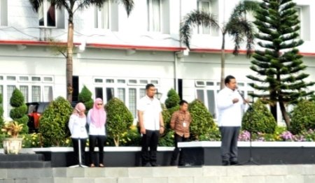 Bupati Tapsel Dolly Pasaribu saat Apel pagi gabungan di Lapangan Parade Perkantoran Pemerintahan Tapanuli Selatan, Sipirok, Rabu (21/6/2023).  (IST)