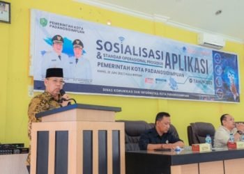 Wakil Wali Kota Padangsidimpuan Arwin Siregar saat memberikan sambutan pasa acara Sosialisasi SOP aplikasi di aula BKPSDM Padangsidimpuan. (IST)