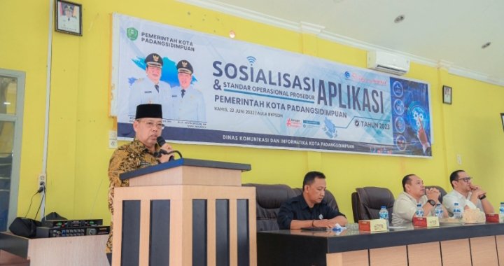 Wakil Wali Kota Padangsidimpuan Arwin Siregar saat memberikan sambutan pasa acara Sosialisasi SOP aplikasi di aula BKPSDM Padangsidimpuan. (IST)