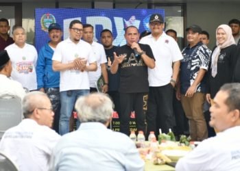 Gubernur Sumatera Utara (Sumut) Edy Rahmayadi jalan santai bersama dari Rumah Dinas Gubernur Sumut, Jalan Sudirman Medan menuju Kampung Beasiswa, Dinas Pendidikan Sumut di Komplek Pekan Raya Sumatera Utara (PRSU) Jalan Gatot Subroto Medan, Jumat (23/6/2023). (Diskominfo Sumut)