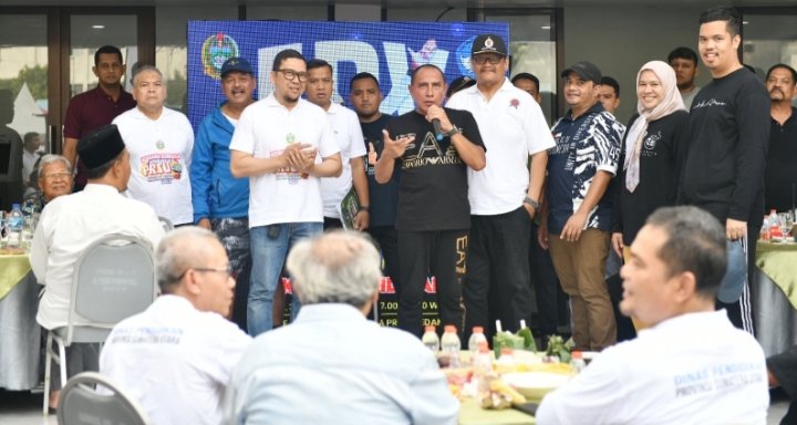 Gubernur Sumatera Utara (Sumut) Edy Rahmayadi jalan santai bersama dari Rumah Dinas Gubernur Sumut, Jalan Sudirman Medan menuju Kampung Beasiswa, Dinas Pendidikan Sumut di Komplek Pekan Raya Sumatera Utara (PRSU) Jalan Gatot Subroto Medan, Jumat (23/6/2023). (Diskominfo Sumut)