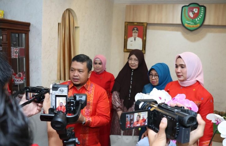 Bupati Tapsel Dolly Pasaribu didampingi ustri Rosalina pasaribu saat  temu pers. (IST)