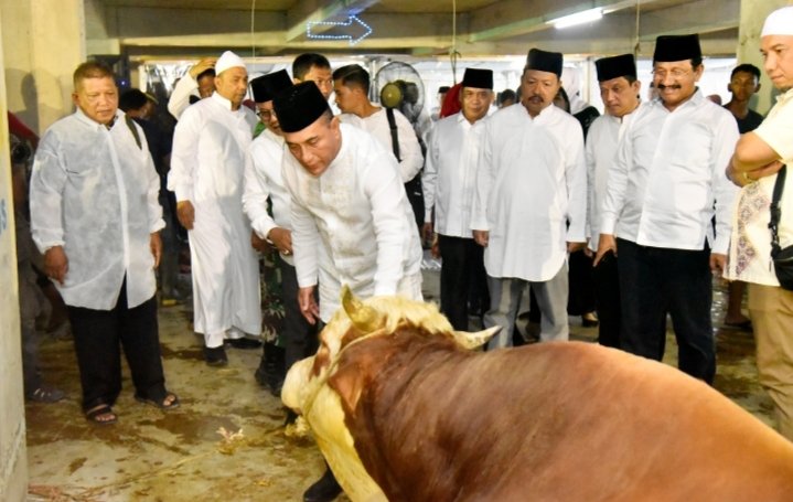 Gubernur Sumatera Utara Edy Rahmayadi menyerahkan bantuan hewan kurban di Masjid Agung Medan, Jalan Pangeran Diponegoro Medan, pada Idul Adha beberapa tahun yang lalu. (Diskominfo Sumut)