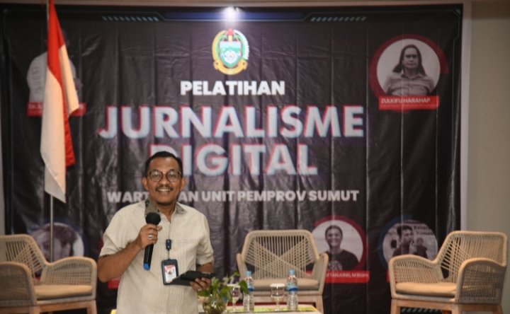 Kepala Dinas Kominfo Pemprov Sumut Ilyas Sitorus saat menyampaikan kata sambutan pada pembukaan Pelatihan Jurnalisme Digital Wartawan Unit Pemprov Sumut di Hotel SwissbelInn Jalan Gajah Mada, Medan, Selasa (27/6). (Diskominfo Sumut)