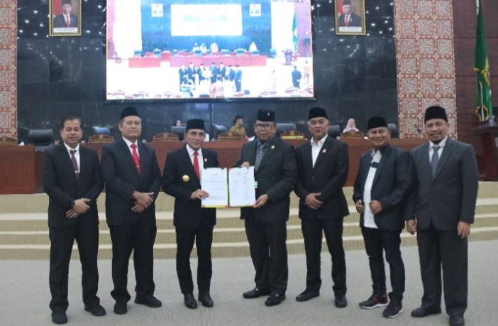 Gubernur Sumatera Utara (Sumut) Edy Rahmayadi menghadiri Rapat Paripurna  dalam agenda Pengambilan Keputusan Bersama dengan DPRD Sumut  tentang Pertanggungjawaban Pelaksanaan APBD Provsu TA. 2022 di Ruang Sidang Paripurna Gedung DPRD Sumut Jalan Imam Bonjol Nomor 5 Medan , Selasa (27/6). (DISKOMINFO SUMUT)