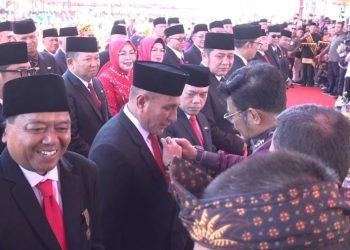 Gubernur Sumatera Utara (Sumut) Edy Rahmayadi menerima tanda kehormatan Satya Lencana Wira Karya pada perhelatan pembukaan Pekan Nasional (Penas) XVI Kontak Tani dan Nelayan Andalan (KTNA) di Lapangan Udara Sutan Sjahrir (eks Bandara Tabing) Kota Padang, Provinsi Sumatera Barat (Sumbar), Sabtu (10/6). (DISKOMINFO SUMUT)