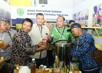 Stan Dinas Ketahanan Pangan, Tanaman Pangan dan Hortikultura (KTPTH) Provinsi Sumatera Utara (Sumut) yang berada di tenda produk pertanian dan kelautan pada acara  Pekan Nasional (Penas) Tani Nelayan XVI 2023 di Lapangan Udara Sutan Sjahrir, Kota Padang, Provinsi Sumatera Barat (Sumbar) yang digelar 10-15 Juni 2023 menjadi satu dari puluhan provinsi yang menampilkan produk unggulan dari daerah masing-masing. Baik yang merupakan hasil budidaya hingga produk olahan. (DISKOMINFO SUMUT)