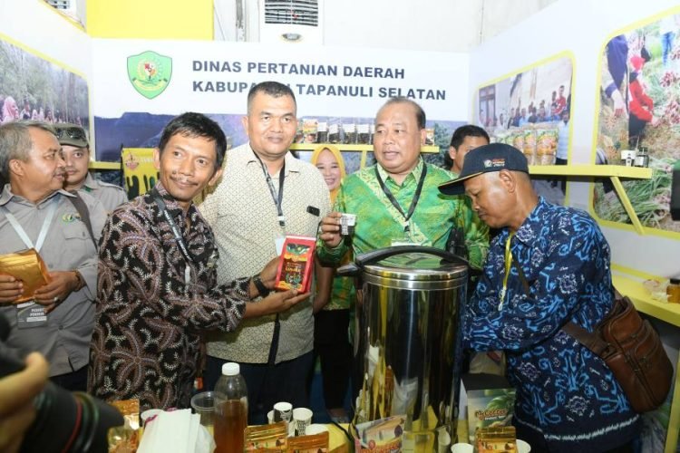Stan Dinas Ketahanan Pangan, Tanaman Pangan dan Hortikultura (KTPTH) Provinsi Sumatera Utara (Sumut) yang berada di tenda produk pertanian dan kelautan pada acara  Pekan Nasional (Penas) Tani Nelayan XVI 2023 di Lapangan Udara Sutan Sjahrir, Kota Padang, Provinsi Sumatera Barat (Sumbar) yang digelar 10-15 Juni 2023 menjadi satu dari puluhan provinsi yang menampilkan produk unggulan dari daerah masing-masing. Baik yang merupakan hasil budidaya hingga produk olahan. (DISKOMINFO SUMUT)