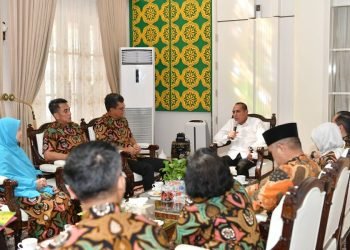 Gubernur Sumatera Utara (Sumut) Edy Rahmayadi menerima kunjungan silaturahmi pengurus Keluarga Alumni Universitas Gadjah Mada (Kagama) Provinsi Sumut di Rumah Dinas Gubernur Sumut, Jalan Sudirman Medan, Kamis (15/6/2023). (Diskominfo Sumut)