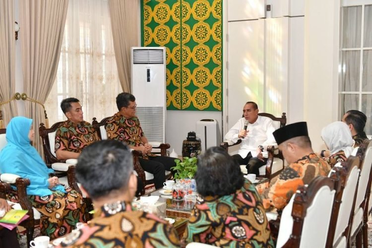 Gubernur Sumatera Utara (Sumut) Edy Rahmayadi menerima kunjungan silaturahmi pengurus Keluarga Alumni Universitas Gadjah Mada (Kagama) Provinsi Sumut di Rumah Dinas Gubernur Sumut, Jalan Sudirman Medan, Kamis (15/6/2023). (Diskominfo Sumut)