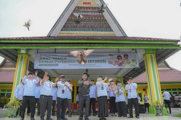 Wali Kota Padangsidempuaj Irsan Nasution foto bersama dengan para petugas sensus Pertanian. (IST)